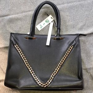 NWT La Terre Fashion black bag. Metal chain link accent.